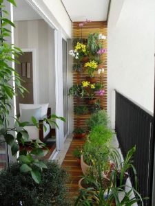 deco-balcon-fleuri-avec-sol-bois