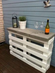 palettes-bois-dans-jardin-table-appoint-plateau-dalles-beton