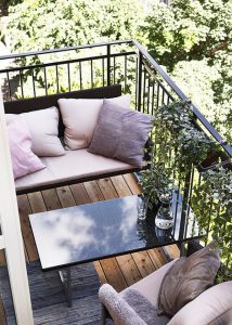 petit_balcon_amenage_comme_un_deuxieme_salon